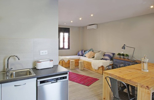 Collblanc y La Torrassa House | Yelow House. House with terrace and private pool. Barcelona. Close to FCB and Fira BCN
