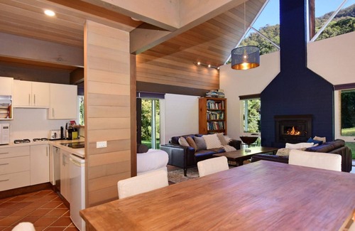 Upper Kangaroo Valley House | Yeola - Lush location with river access!