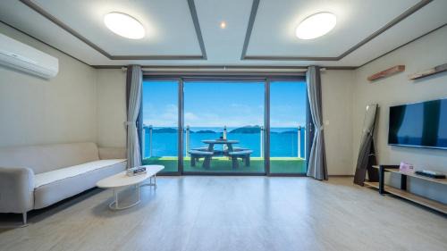 Hwajeong House | Yeosu Baraboda Ocean View Pension