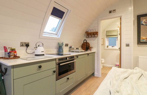 Denstone Cottage | YES DEER, romantic, with hot tub in Ashbourne