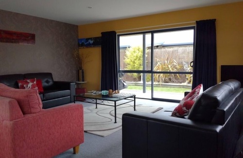 Te Anau House | Yes you deserve this comfort, warmth and style ! Double glazed sunny and warm !