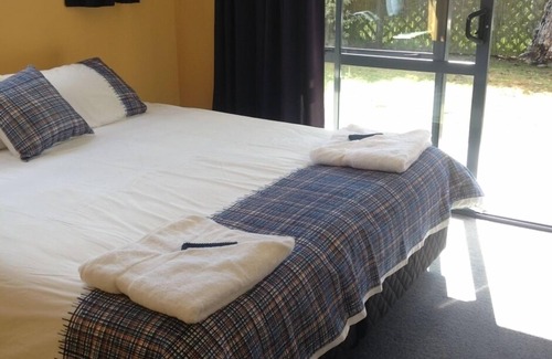 Te Anau House | Yes you deserve this comfort, warmth and style ! Double glazed sunny and warm !
