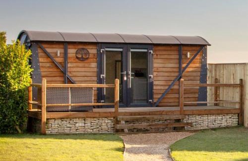 Frampton Ski Chalet | Yew Lodge - Shepherd's Hut Railway Carriage with "Hot Tub" - Sleeps 4 - Escape Completely!