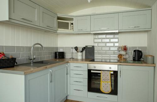 Frampton Ski Chalet | Yew Lodge - Shepherd's Hut Railway Carriage with "Hot Tub" - Sleeps 4 - Escape Completely!