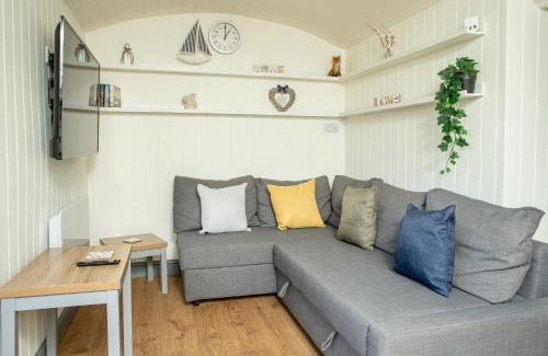 Frampton Ski Chalet | Yew Lodge - Shepherd's Hut Railway Carriage with "Hot Tub" - Sleeps 4 - Escape Completely!