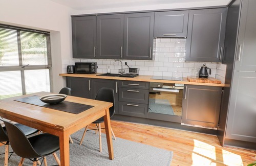 South Ferriby Cottage | YEW TREE COTTAGE, romantic, with open fire in South Cave