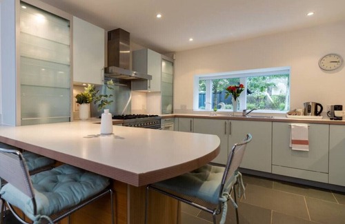 Cirencester Villa | Yew Tree Lodge - CW85 - HOT TUB - Lakeside Spa Property