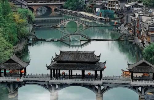 Fenghuang House | YiQuan RIVERVIEW B&B