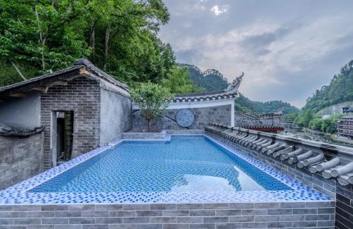 Fenghuang House | YiQuan RIVERVIEW B&B