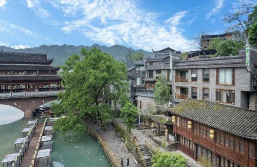 Fenghuang House | YiQuan RIVERVIEW B&B