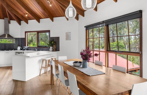 Aireys Inlet House | Yirrip House - Nestled on the edge of National Park