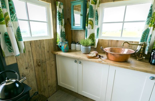 Llanerchymedd Cottage | Ynys Hideout - a dog that sleeps 2 guests in 1 bedroom