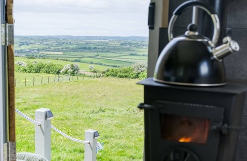 Llanerchymedd Cottage | Ynys Hideout - a dog that sleeps 2 guests in 1 bedroom