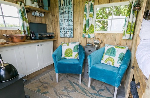 Llanerchymedd Cottage | Ynys Hideout - a dog that sleeps 2 guests in 1 bedroom
