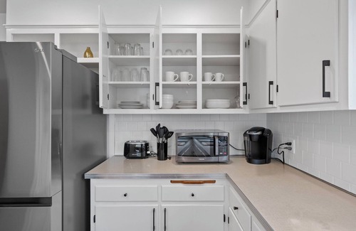 Rocky River House | “YOGA HOUSE” 4bed , 2 spa-like baths + 2x Yoga sunrooms! Hotel quality
