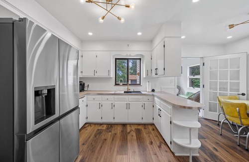 Rocky River House | “YOGA HOUSE” 4bed , 2 spa-like baths + 2x Yoga sunrooms! Hotel quality