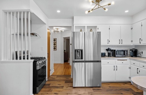 Rocky River House | “YOGA HOUSE” 4bed , 2 spa-like baths + 2x Yoga sunrooms! Hotel quality