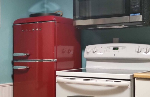 Jamestown Apartment | Yogi Nature Stay #2 3 beds with spa shower, smart tv across the street from UPMC