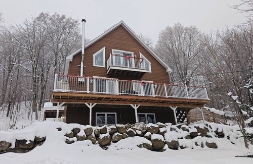 Lac-Superieur Ski Chalet | YOMI Chalet - a peaceful oasis in the heart of nature