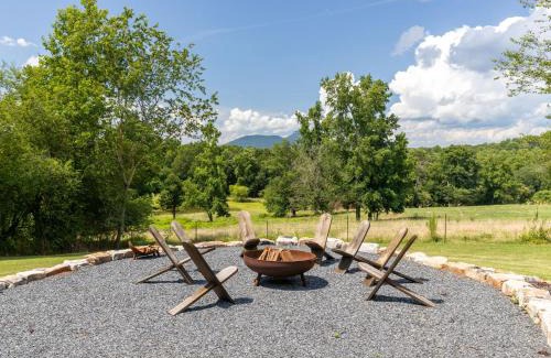 Cleveland House | Yonah View King Beds - Wine Country Bliss