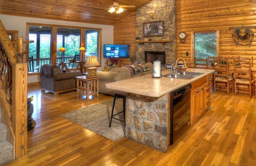 Helen Cabin | Yonah Vista- Mountainside Cabin with Mountain Views and Hot Tub, Near Helen