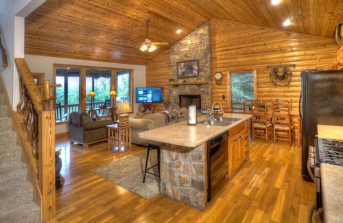 Helen Cabin | Yonah Vista- Mountainside Cabin with Mountain Views and Hot Tub, Near Helen