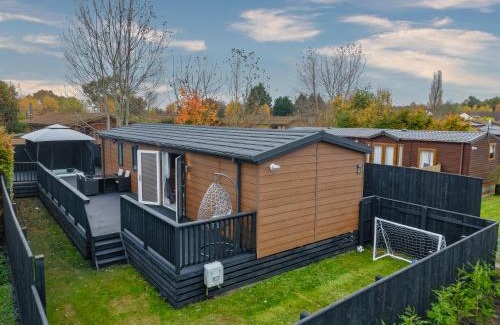 Fangfoss Apartment | York Family Luxury Cabin with hot tub