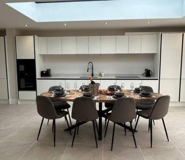 Huntington House | York Fields Retreat - 4 Ensuite Bedrooms