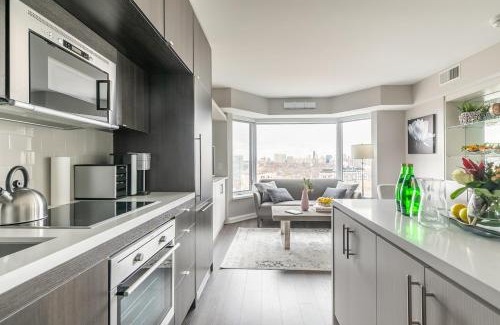 Bloor-Yorkville Apartment | Yorkville Luxury 2 Bedroom & Parking