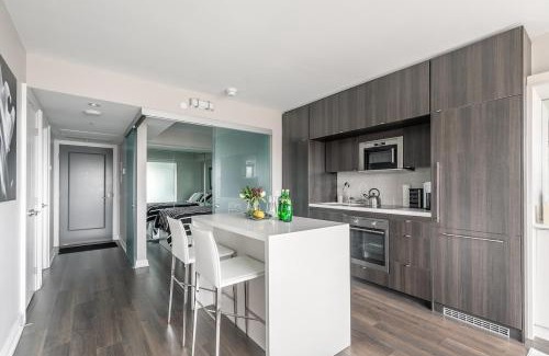 Bloor-Yorkville Apartment | Yorkville Luxury 2 Bedroom & Parking