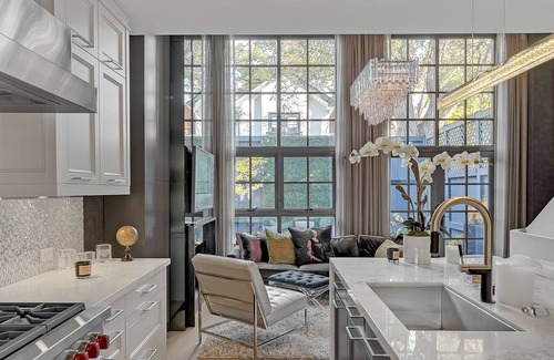 Bloor-Yorkville House | Yorkville Luxury Home Spacious 2-Bed with Gym, Kitchen and Beautiful Garden View