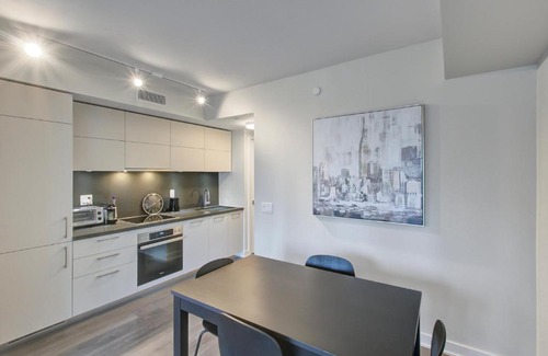 Bloor-Yorkville Apartment | Yorkville Luxury: Modern 1-Bed Condo, Fall in Love