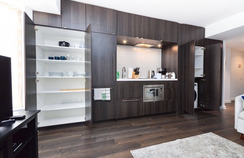 Bloor-Yorkville Apartment | Yorkville Modern 1 Bedroom Suite Toronto