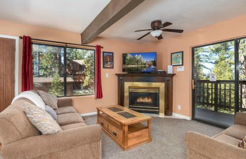 Yosemite West House | Yosemite Aviary and Quail Within Yosemite - 2 Separate Family Units Welcoming Up To 14 Guests