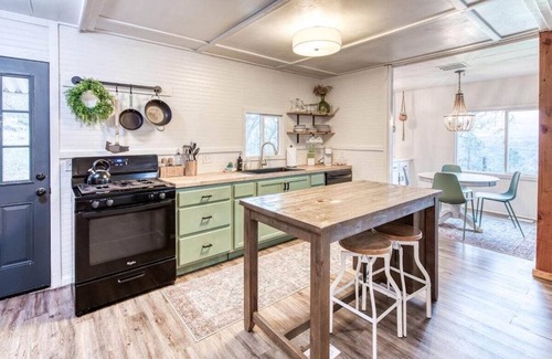 Coarsegold House | Yosemite Boho Bungalow | Pet Friendly + Mtn Views!