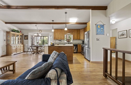 Groveland Cabin | Yosemite Family Retreat: Dogs OK! Games, Lake, Deers, Golf, Family Reunion!