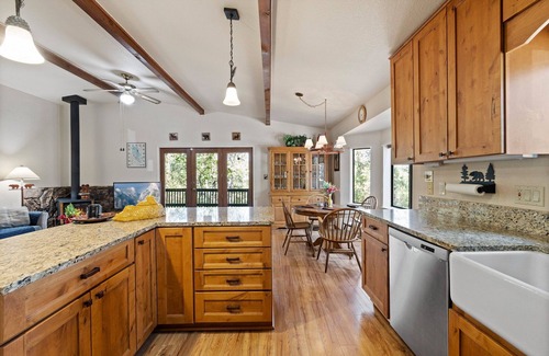 Groveland Cabin | Yosemite Family Retreat: Dogs OK! Games, Lake, Deers, Golf, Family Reunion!