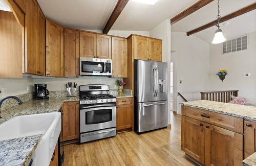 Groveland Cabin | Yosemite Family Retreat: Dogs OK! Games, Lake, Deers, Golf, Family Reunion!