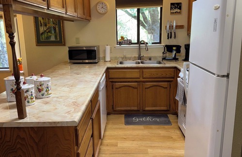 Groveland House | Yosemite Haven Charming 3-bedroom house with WiFi and AC in Groveland. Ev charge