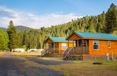Harden Flat Resort | Yosemite Lakes Wheelchair Accessible Cabin 46