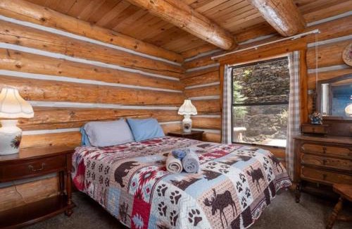 Yosemite National Park House | Yosemite Log Cabin-Rustic Charm-Sleeps 8