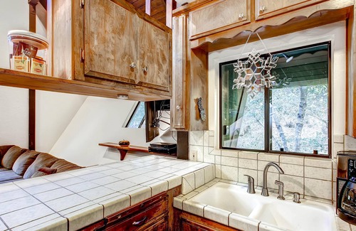 North Wawona House | Yosemite's Creekside Birdhouse