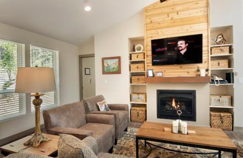 North Wawona House | Yosemite's Meadow Haven 2358