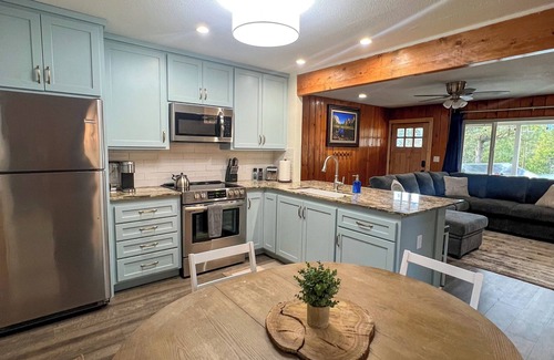 Oakhurst House | Yosemite Sky Getaway - Newly Remodeled, 2 King Beds, EV Charger, RV/Boat Parking