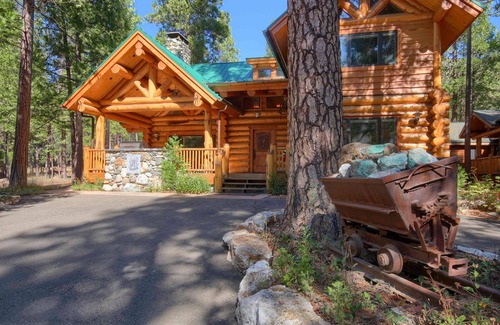 North Wawona Cabin | Yosemite's Luxury Estate at The Redwoods in Yosemite