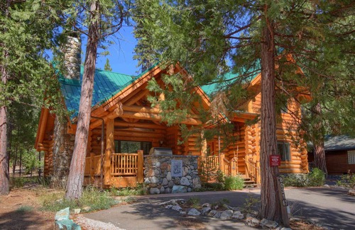 North Wawona Cabin | Yosemite's Luxury Estate at The Redwoods in Yosemite