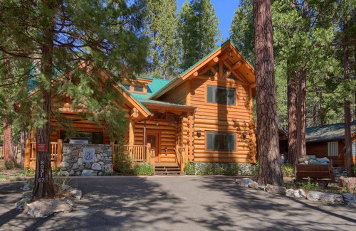 North Wawona Cabin | Yosemite's Luxury Estate at The Redwoods in Yosemite