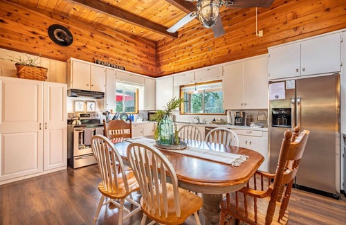 Oakhurst Cabin | Yosemite Vintage Villa w/Hot tub