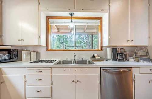 Oakhurst Cabin | Yosemite Vintage Villa w/Hot tub