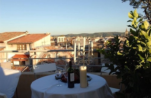 Aix-en-Provence Historic Centre Apartment | YOU CAN HAVE IT ALL ! A/C, BEST LOCATION, AMAZING VIEW, TERRACE,PARKING!